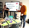 Sabine Meyer von der Medienberatung des NlQ und Philipp Merten von der Bildungsregion Friesland / dem Kreismedienzentrum Friesland schreddern Kunststoffabfälle zu Granulat.